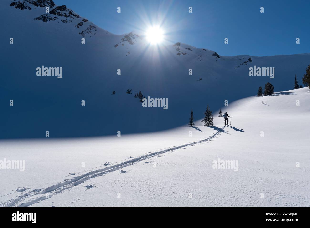 Sciatore nell'alto bacino degli Aneroidi, Wallowa Mountains, Oregon. Foto Stock