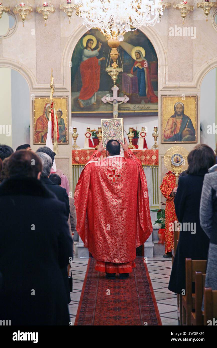 Messa nella Chiesa greco-cattolica, Nazareth, Israele Foto Stock