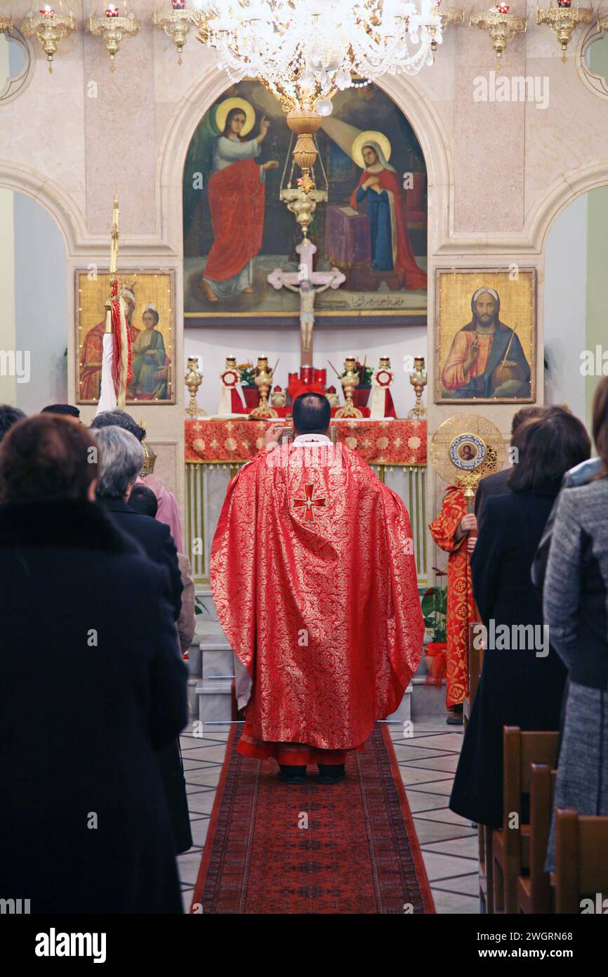 Messa nella Chiesa greco-cattolica, Nazareth, Israele Foto Stock