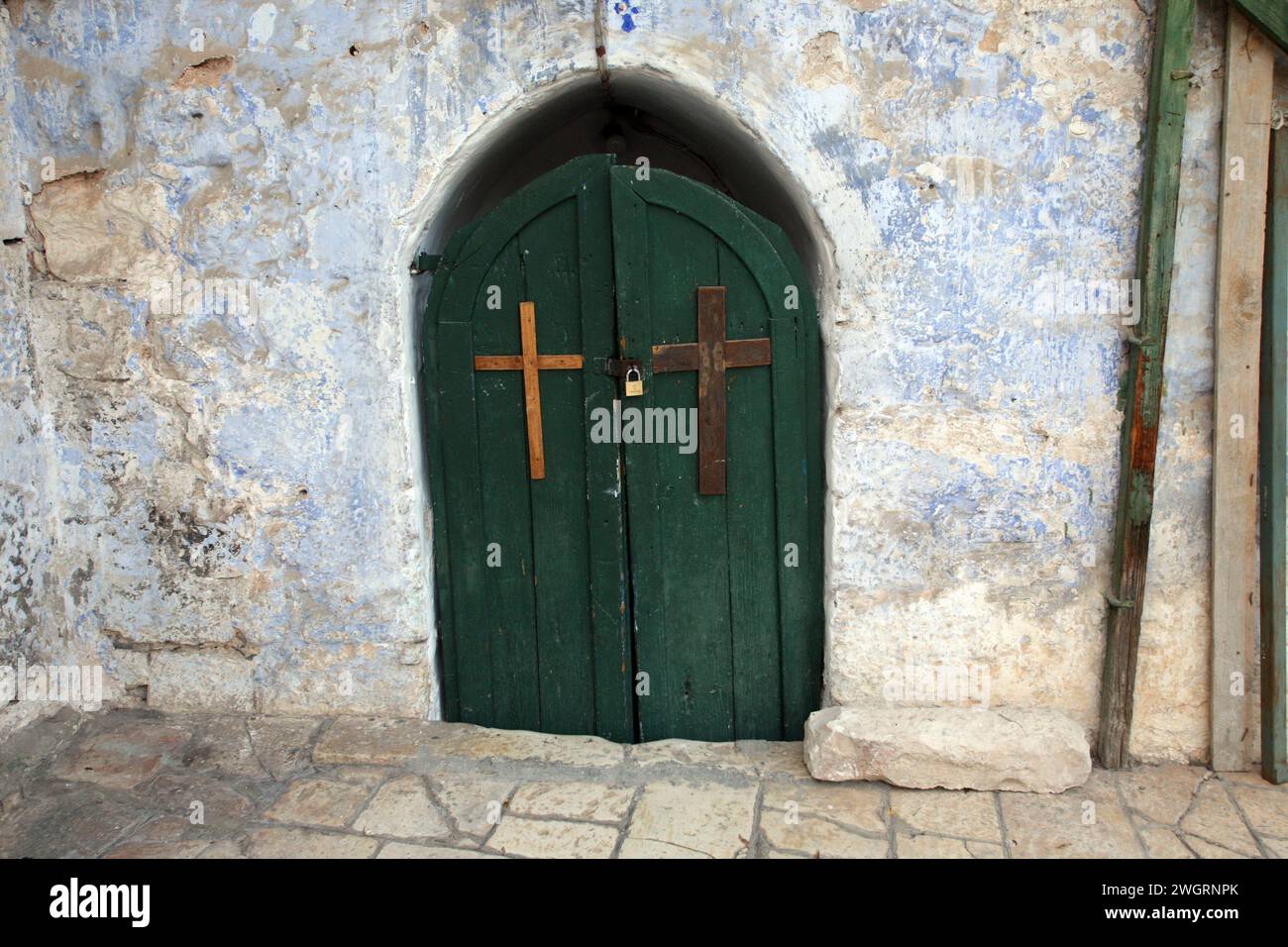 Piccola cella della Chiesa copta ortodossa situata sul tetto della Chiesa del Santo Sepolcro a Gerusalemme, Israele Foto Stock