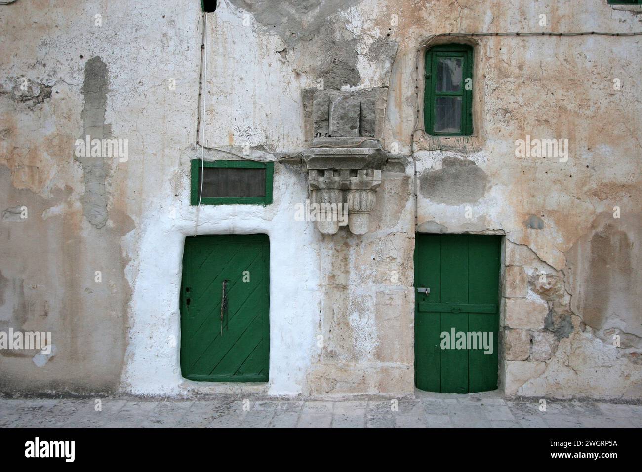 Porte alle celle del monastero etiope Deir es Sultan sul tetto della chiesa del Santo Sepolcro a Gerusalemme, Israele Foto Stock