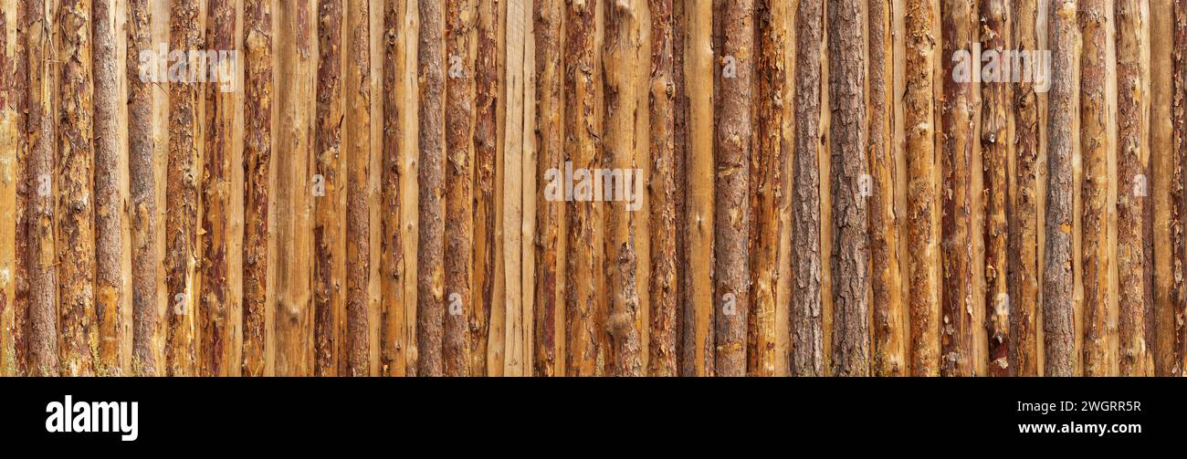 struttura di una recinzione in legno fatta di pannelli di legno non trattati Foto Stock
