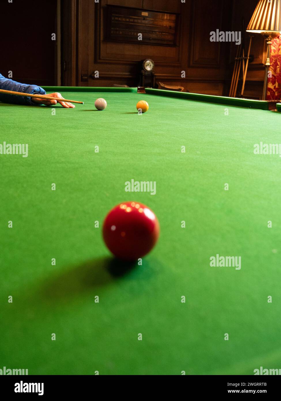 Tavoli da biliardo con palla rossa, gialla e bianca. Foto Stock