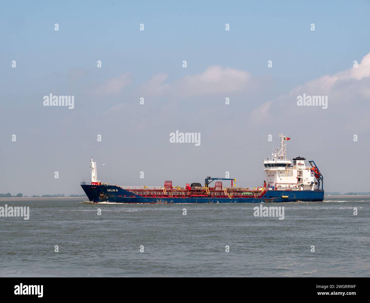 Petroliera chimica Selin S naviga sul fiume Westerschelde in rotta verso il Mare del Nord, la Zelanda, i Paesi Bassi Foto Stock
