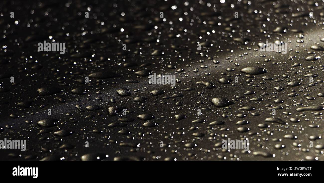 Sfondo astratto di gocce d'acqua sulla superficie metallica. Vista laterale. Messa a fuoco selettiva Foto Stock