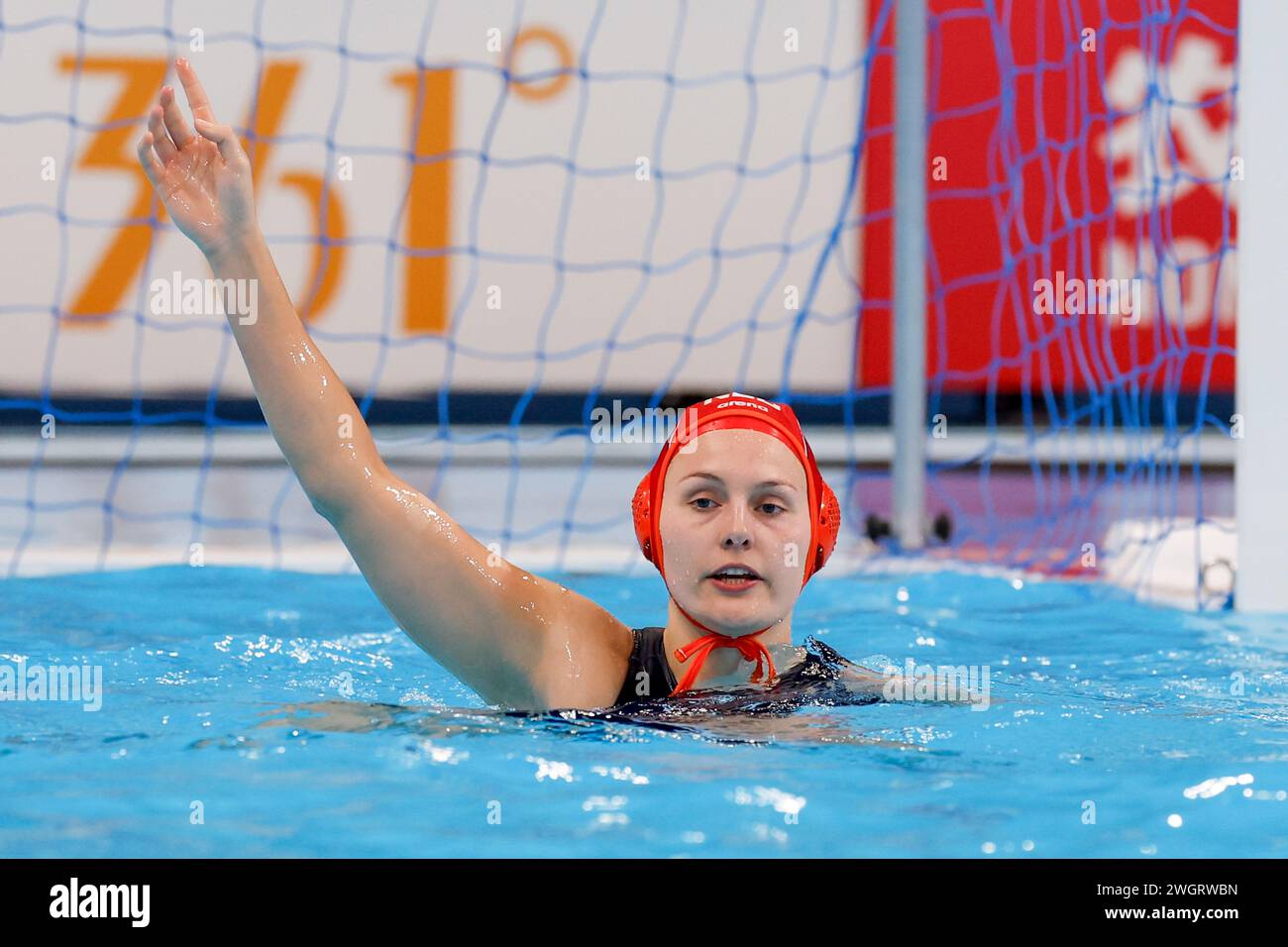 DOHA, QATAR - 6 FEBBRAIO: La portiere dei Paesi Bassi Sarah Buis guarda durante la partita di pallanuoto tra Paesi Bassi e Kazakistan al Doha World Aquatics Championships 2024 all'Aspire Dome il 6 febbraio 2024 a Doha, Qatar. (Foto di MTB-Photo/BSR Agency) Foto Stock