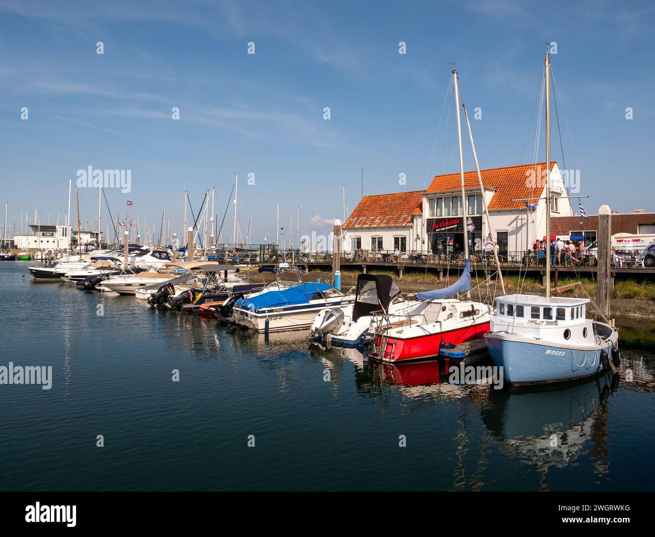 Barche e ristorante di pesce nella marina di Yerseke, Noord-Beveland, Zelanda, Paesi Bassi Foto Stock