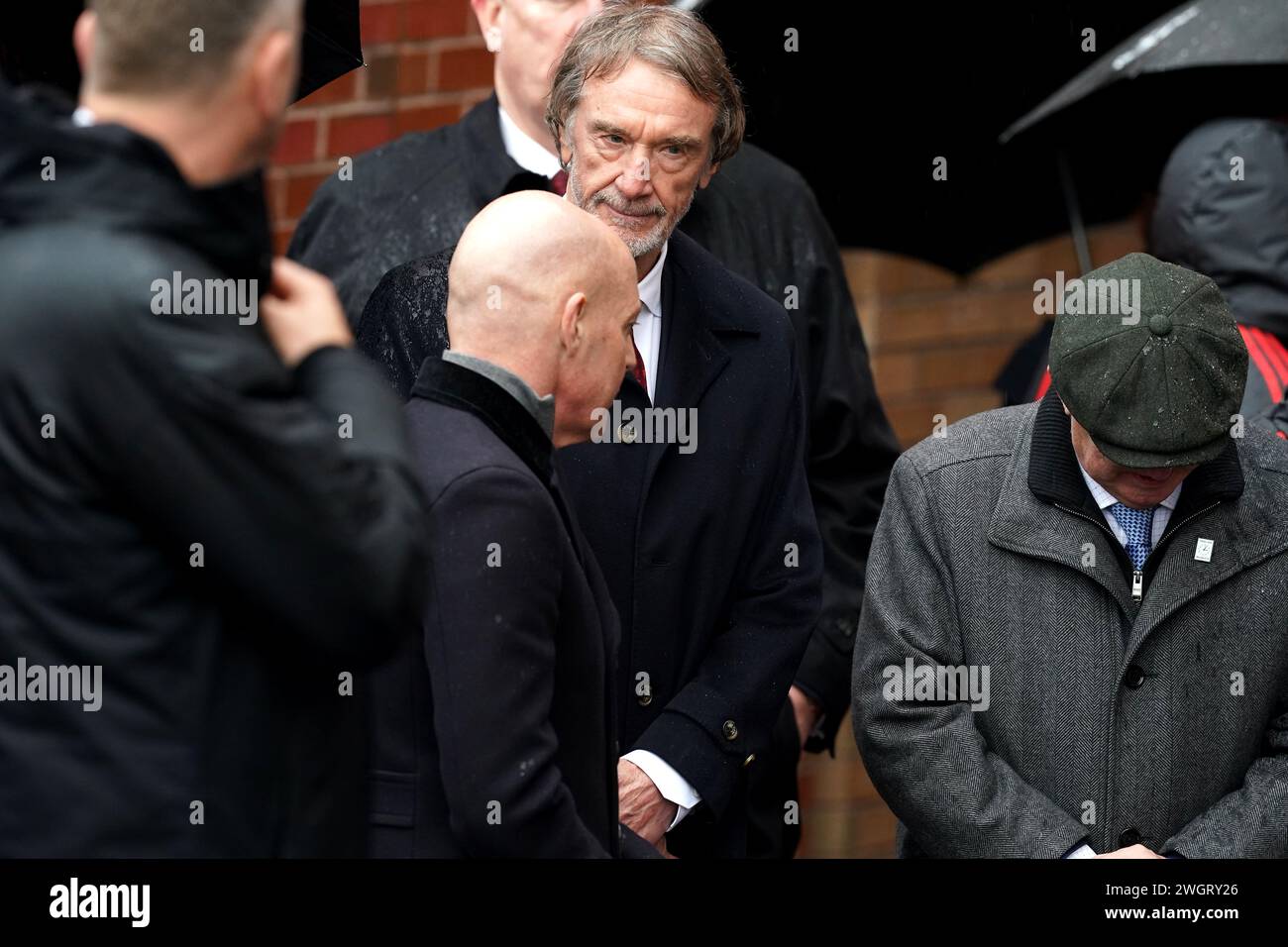 Direttore dello sport all'INEOS Sir David Brailsford (a sinistra), Sir Jim Ratcliffe e l'ex manager del Manchester United Sir Alex Ferguson (a destra) dopo il servizio commemorativo per le vittime del disastro aereo di Monaco del 1958 a Old Trafford, Manchester. Oggi ricorre il 66° anniversario del disastro aereo di Monaco, che ha causato 23 vittime, tra cui otto giocatori. Foto Stock