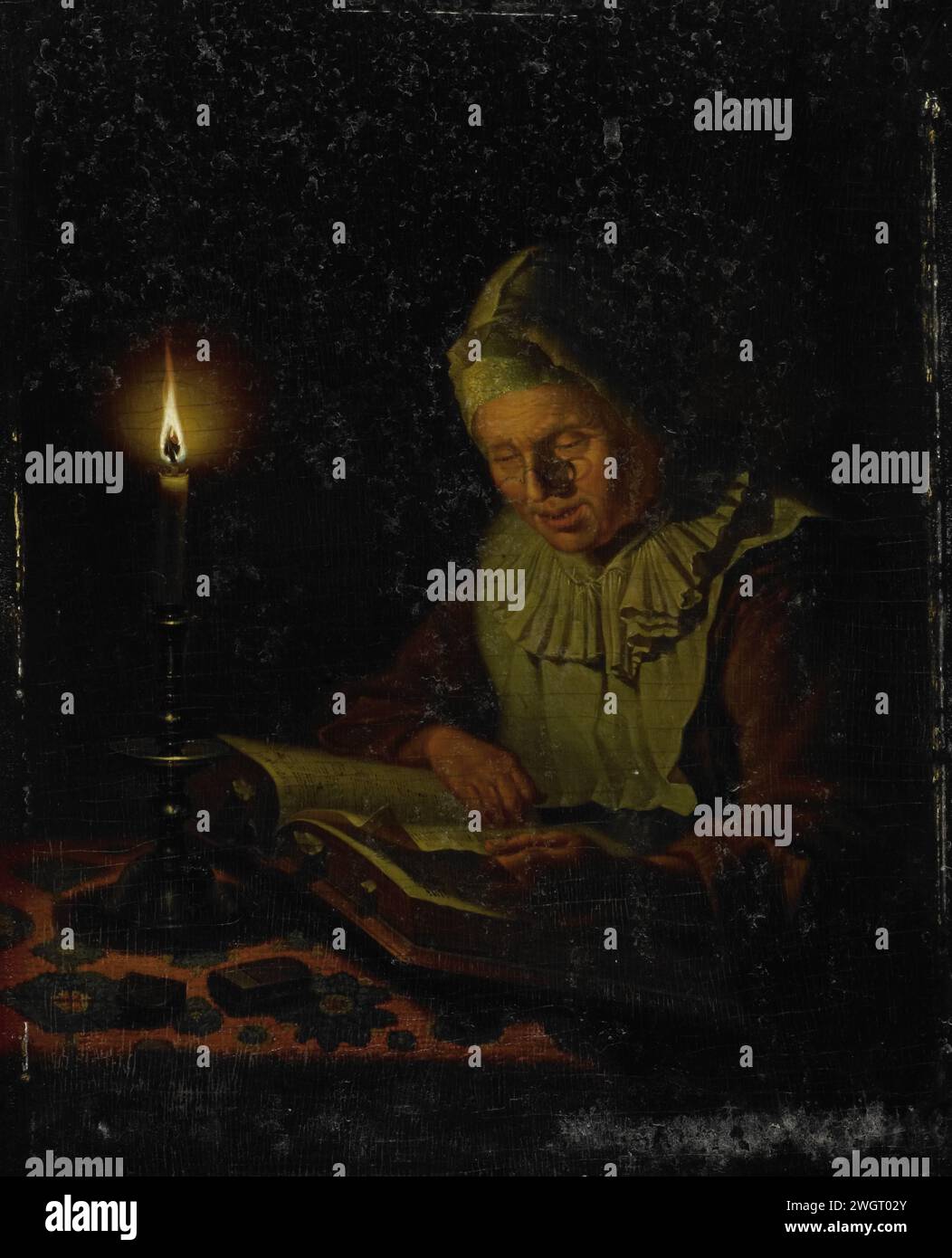 Donna anziana che legge, Adriaan Meulemans, 1800 - 1833 dipingere leggere una donna anziana in un libro denso (una Bibbia?) A lume di candela, con i bicchieri sul naso. pannello. lettura della vernice a olio (vernice). vecchia donna. candela Foto Stock