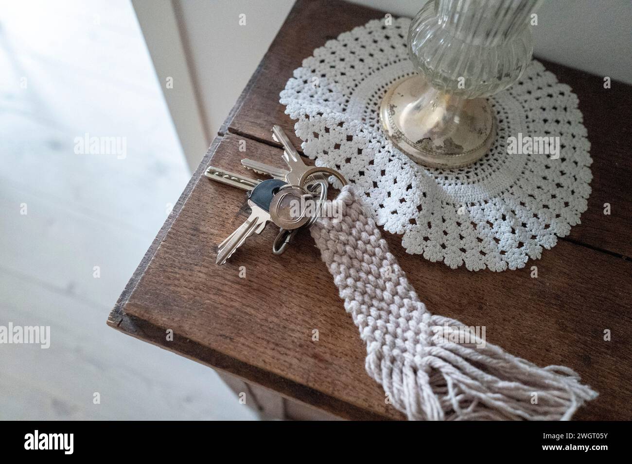 Nederland - Een sleutelbos ligt op een klein tafeltje a de hal. foto: Patricia Rehe / Hollandse Hoogte Foto Stock