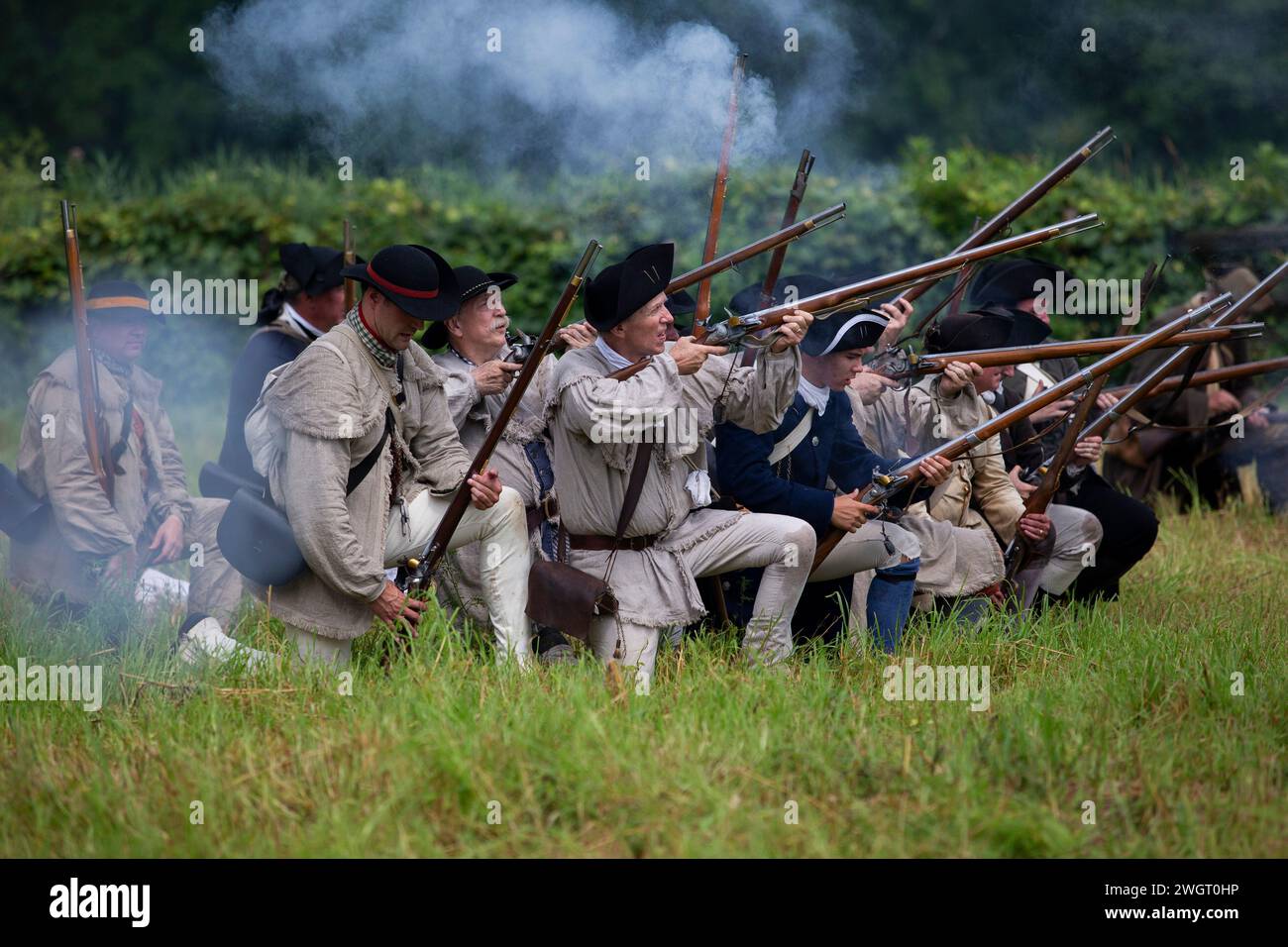 I rievocatori storici mettono in scena una rivoluzionaria battaglia di guerra tra i Red Coats britannici e i ribelli americani presso l'Old Sturbridge Village di Sturbridge, M. Foto Stock