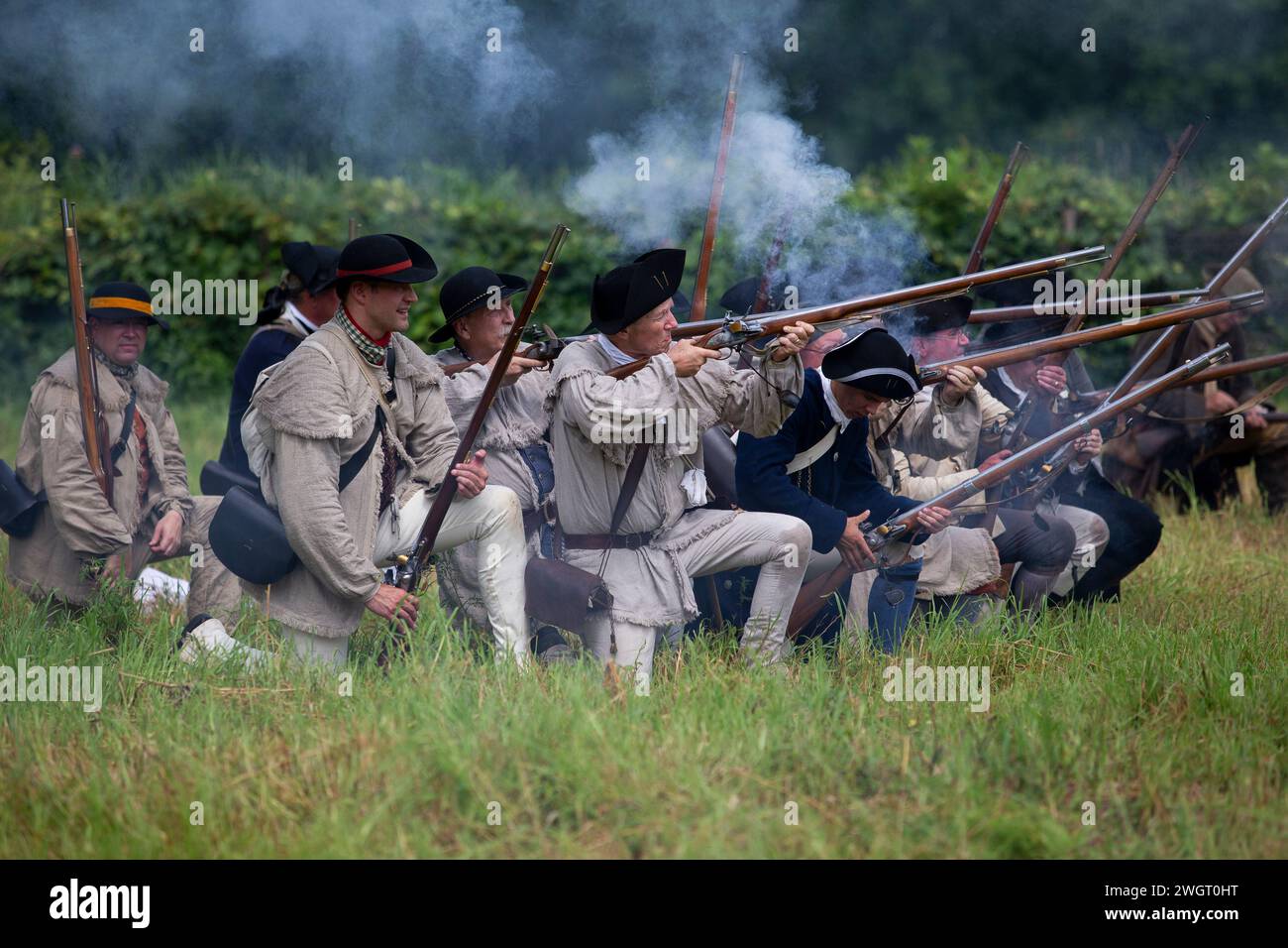 I rievocatori storici mettono in scena una rivoluzionaria battaglia di guerra tra i Red Coats britannici e i ribelli americani presso l'Old Sturbridge Village di Sturbridge, M. Foto Stock
