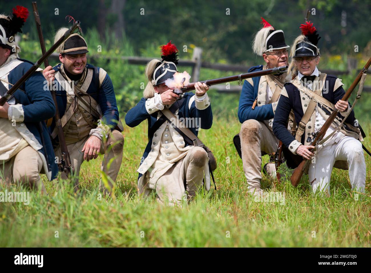 I rievocatori storici mettono in scena una rivoluzionaria battaglia di guerra tra i Red Coats britannici e i ribelli americani presso l'Old Sturbridge Village di Sturbridge, M. Foto Stock