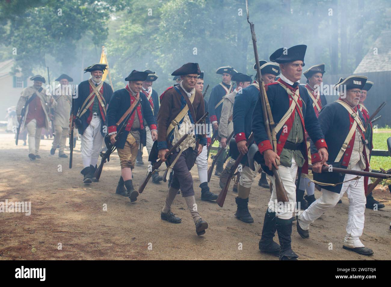 I rievocatori storici mettono in scena una rivoluzionaria battaglia di guerra tra i Red Coats britannici e i ribelli americani presso l'Old Sturbridge Village di Sturbridge, M. Foto Stock