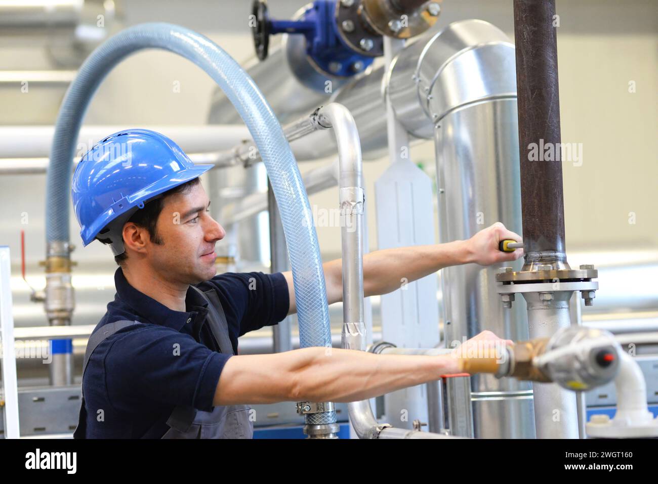 Assembler in un impianto industriale - Assemblaggio e riparazione sul posto Foto Stock