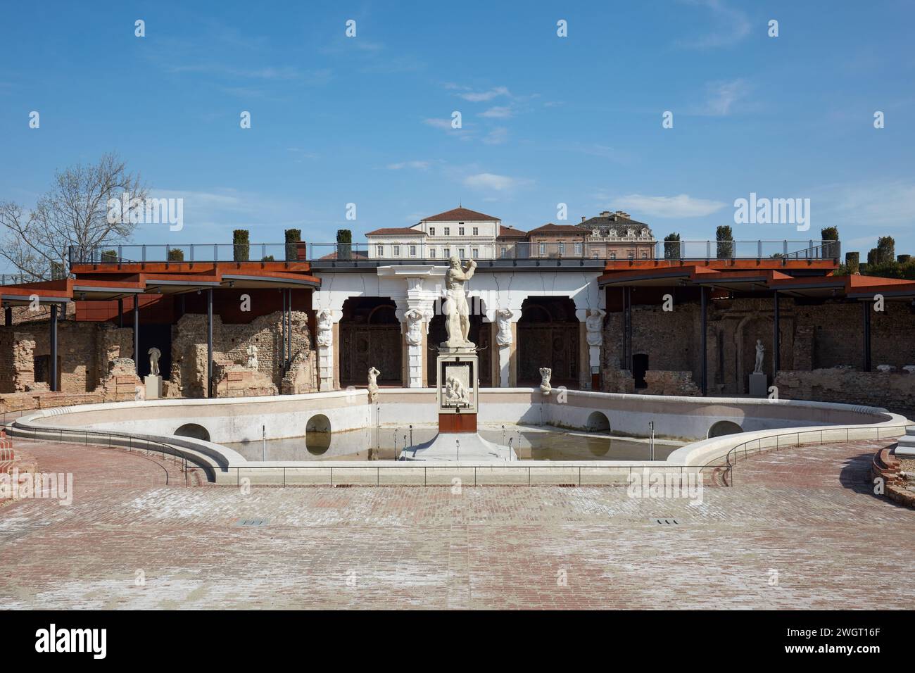 VENARIA REALE, ITALIA - 29 MARZO 2023: Fontana nel parco del castello della Reggia di Venaria alla luce del sole primaverile Foto Stock