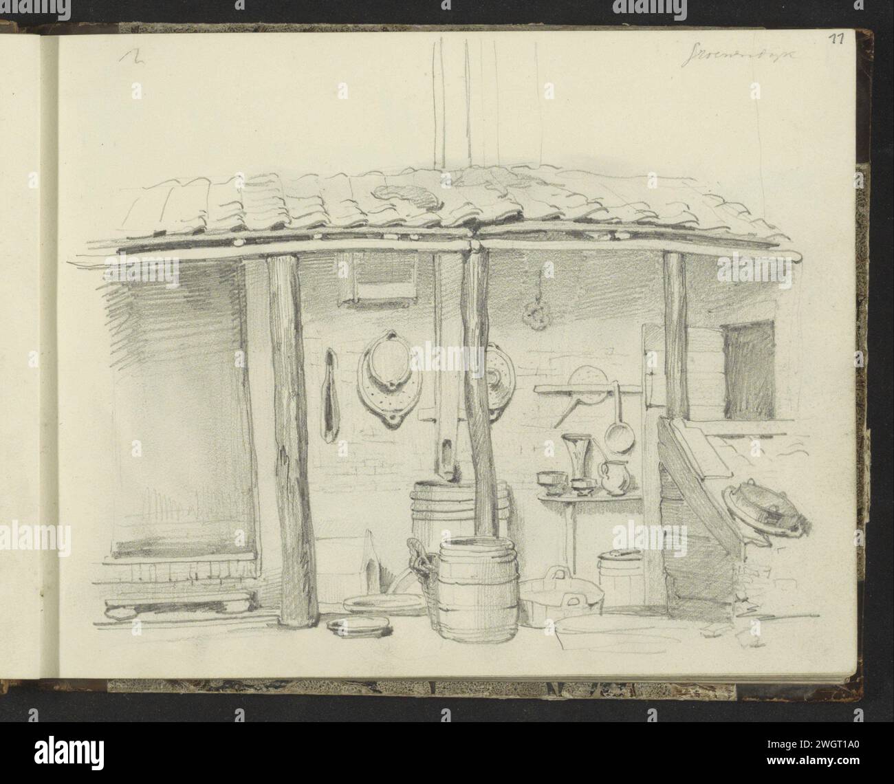 Esterno di una casa colonica con riparo, 1819 - 1849 sotto il riparo ci sono diverse tonnellate, ciotole e brocche. Pagina 11 Recto da un bozzetto con 58 fogli. Carta Groenendijk. cottage a matita. Contenitore in legno: Fusto, fusto, secchio Groenendijk Foto Stock