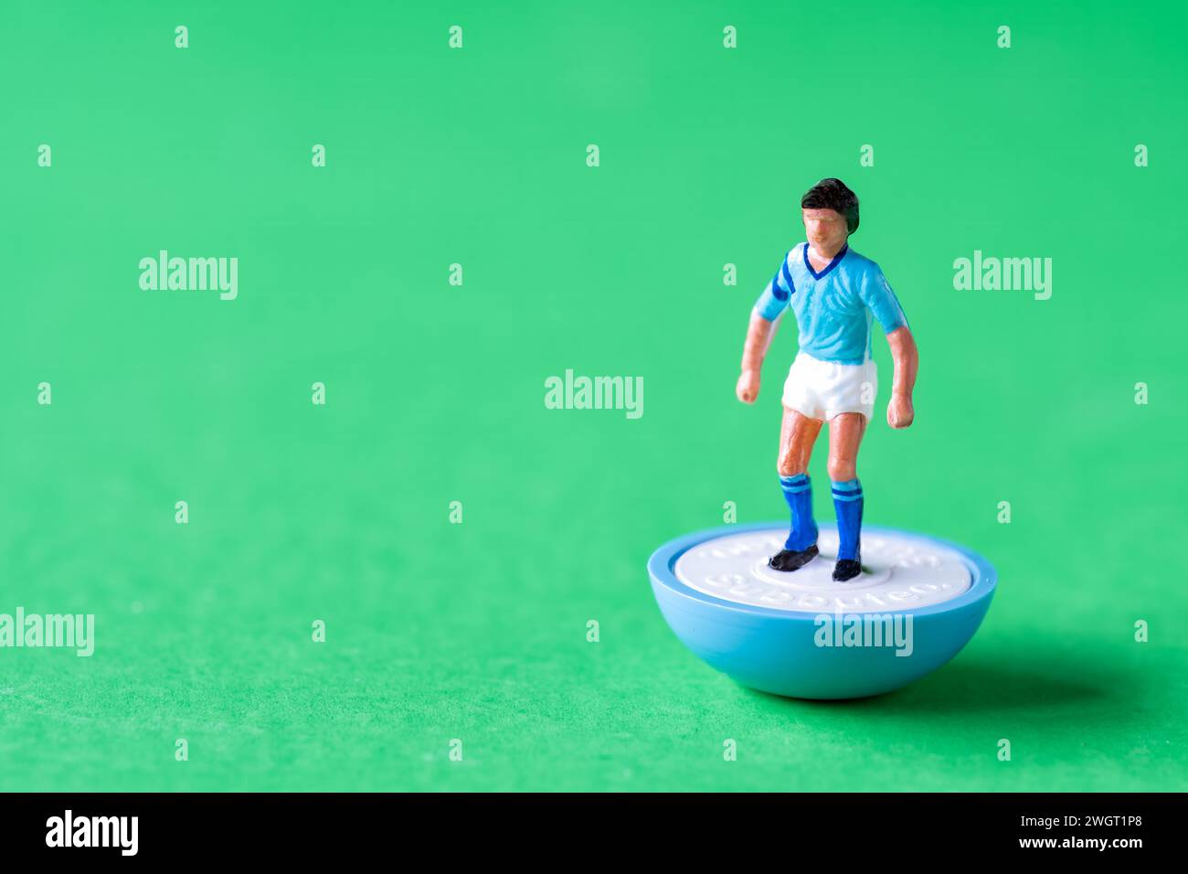 Un'unica figura in miniatura di Subbuteo dipinta nei colori della squadra di casa del Manchester City FC con camicia blu cielo, pantaloncini bianchi e calze blu cielo. Foto Stock