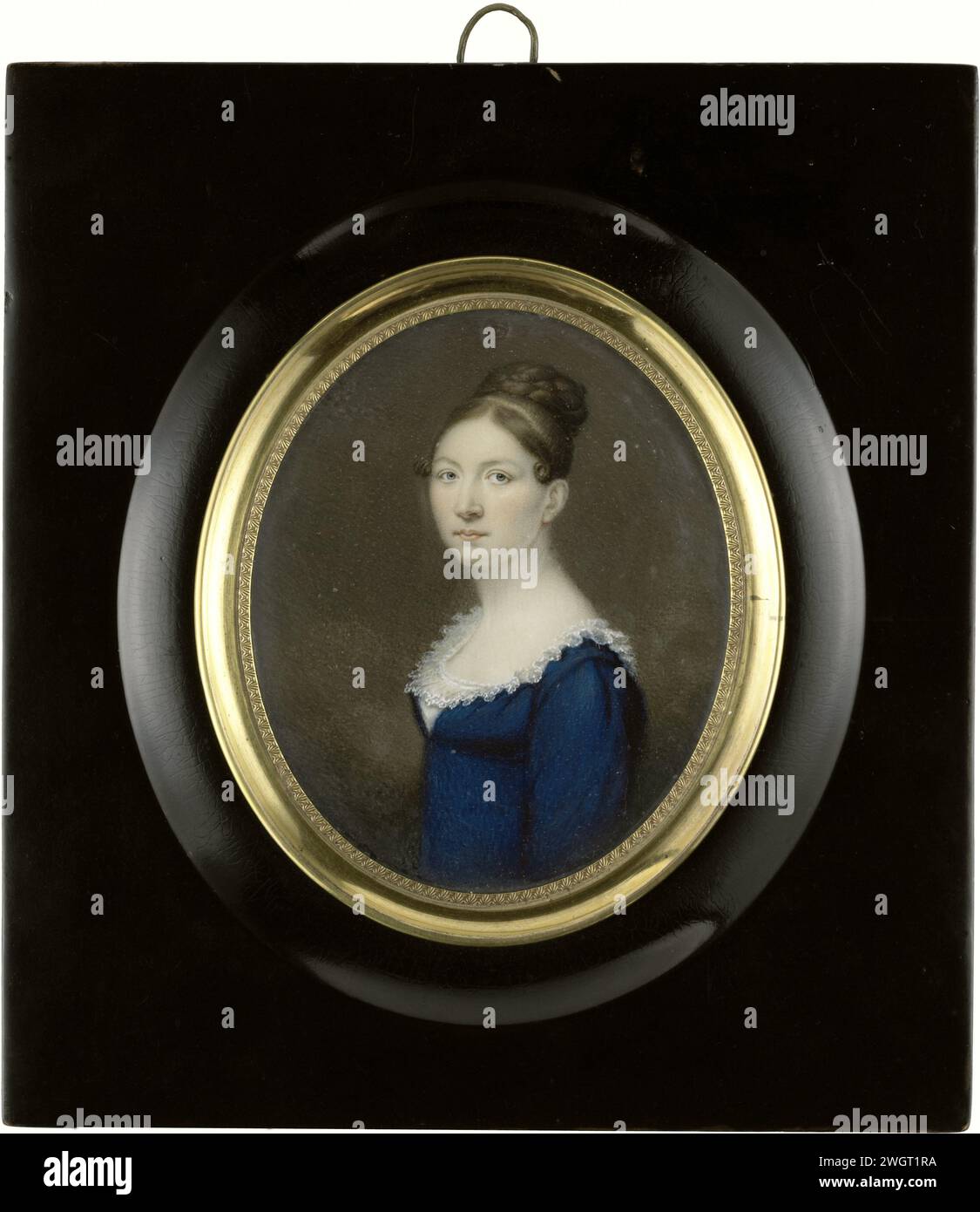 Suzanna de Roth (1789-1822), moglie di Jonkheer Isaäc Pierre Graafland (1789-1825), consigliere della Corte Suprema del Suriname, Anonimo, c. 1820 miniatura (pittura) Ritratto di Suzanna de Roth (1789-1822). Moglie di Jonkheer Isaäc Pierre Graafland (1789-1825), consigliere della Corte Suprema del Suriname. Dimezzato, a sinistra, lo spettatore ha considerato. Fa parte della collezione di miniature di ritratti. Avorio dei Paesi Bassi settentrionali. metallo. legno (materiale vegetale). vetro. pelle. Materie tessili persone storiche - BB - donna Foto Stock