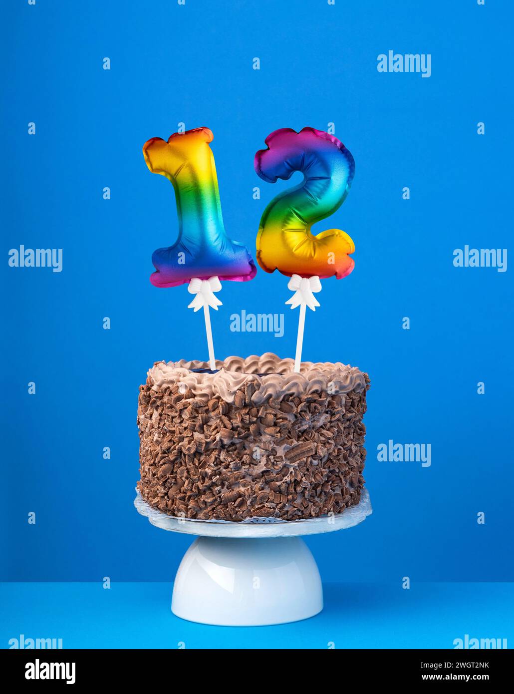Torta di compleanno con palloncino numero 12 - biglietto d'invito su sfondo blu Foto Stock
