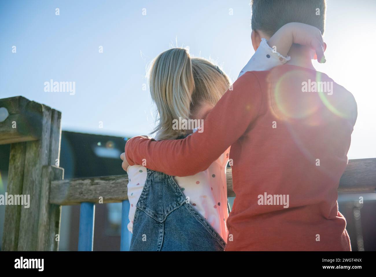Fratello e sorella abbracciano e legano in un parco pubblico. Sorella che abbraccia suo fratello Foto Stock