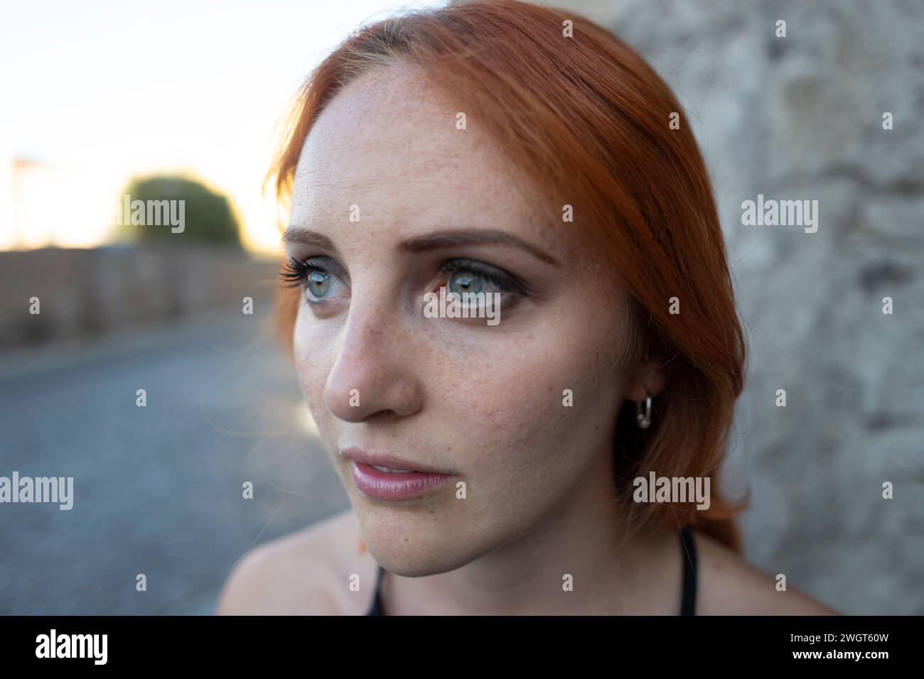 Giovane donna con i capelli rossi, Roma, Italia Foto Stock