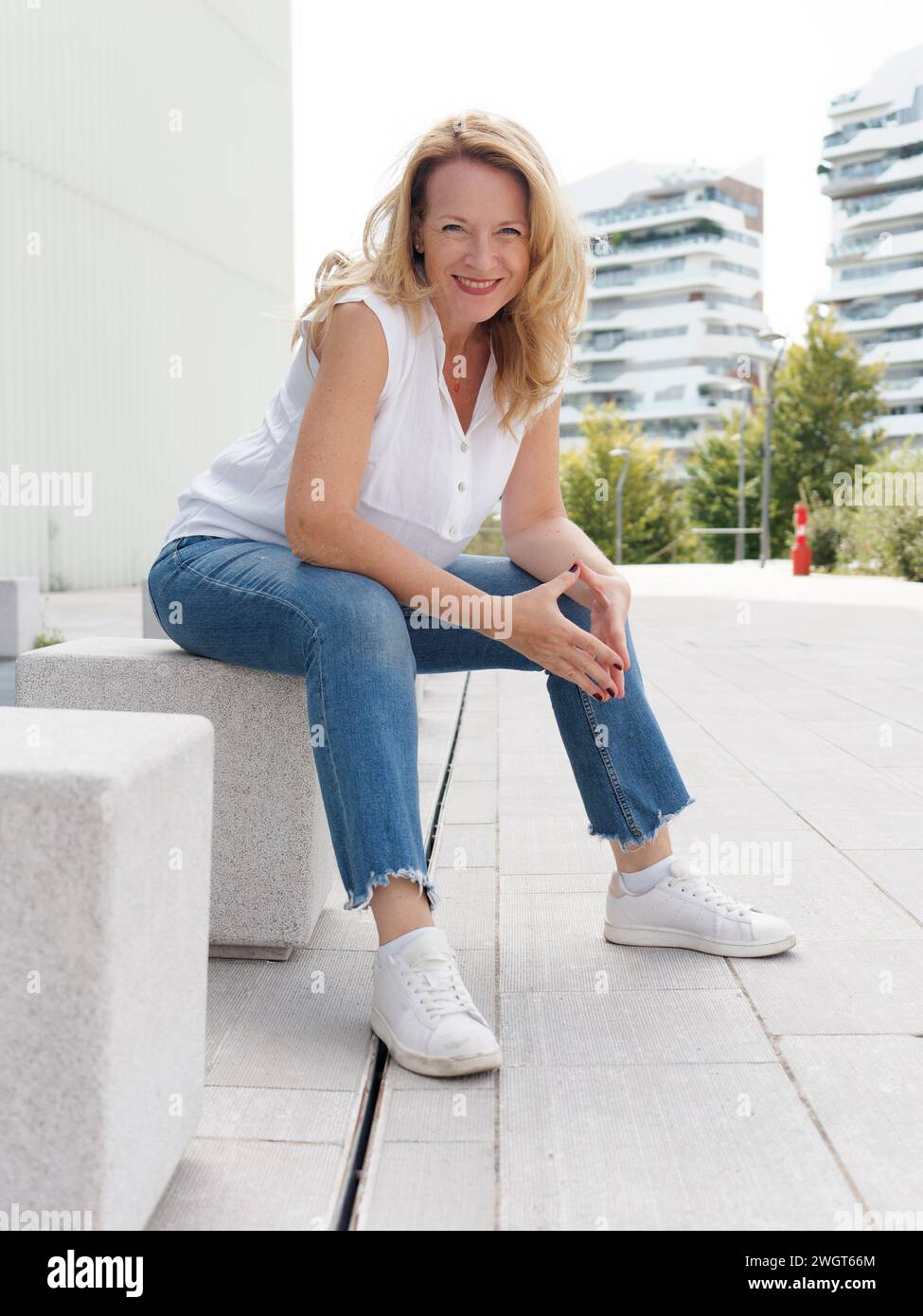 Donna bionda in città, Milano, Italia. Foto Stock
