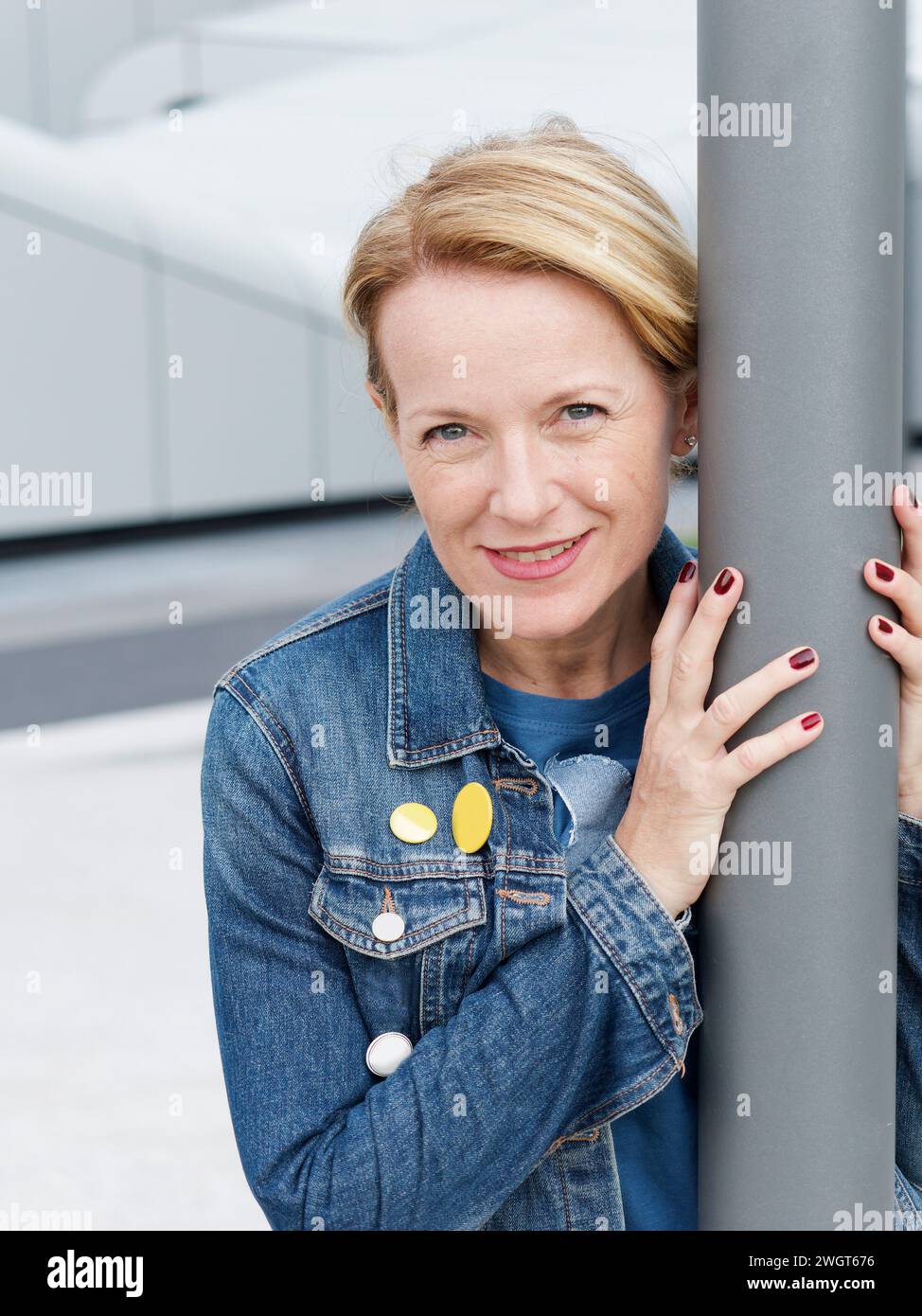 Donna bionda in città, Milano, Italia. Foto Stock