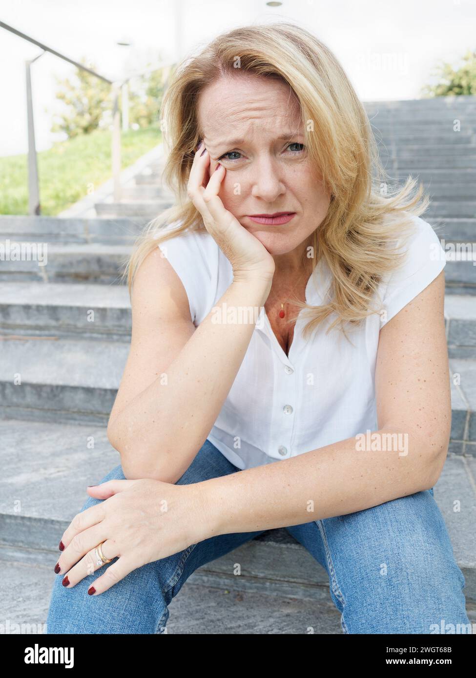 Donna bionda in città, Milano, Italia. Foto Stock