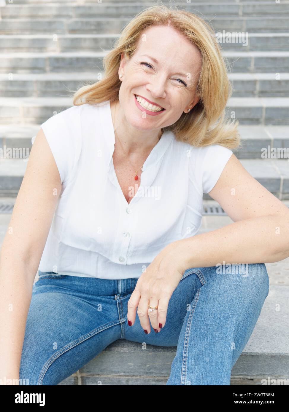 Donna bionda in città, Milano, Italia. Foto Stock