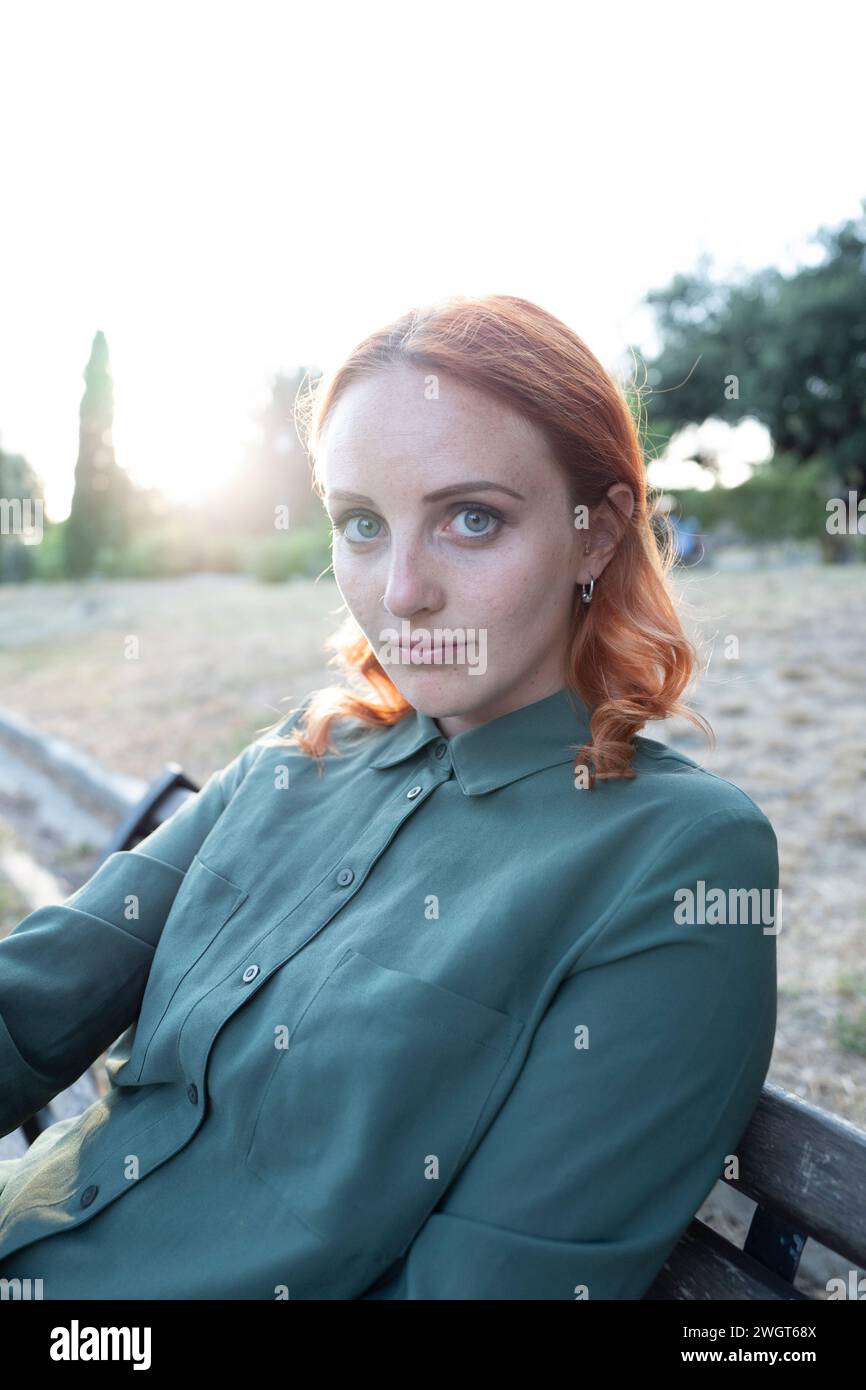 Giovane donna con i capelli rossi, Roma, Italia Foto Stock
