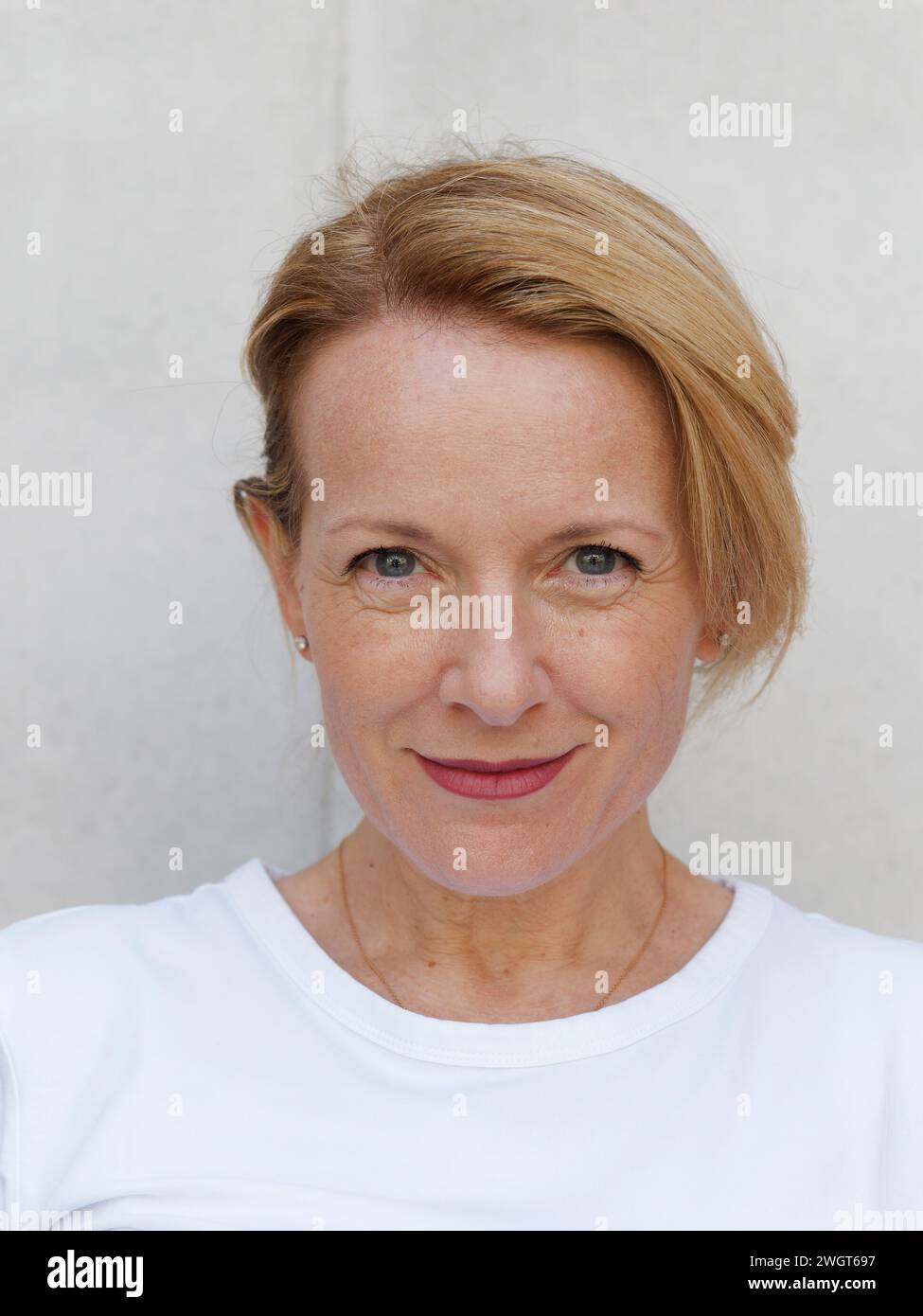Donna bionda in città, Milano, Italia. Foto Stock