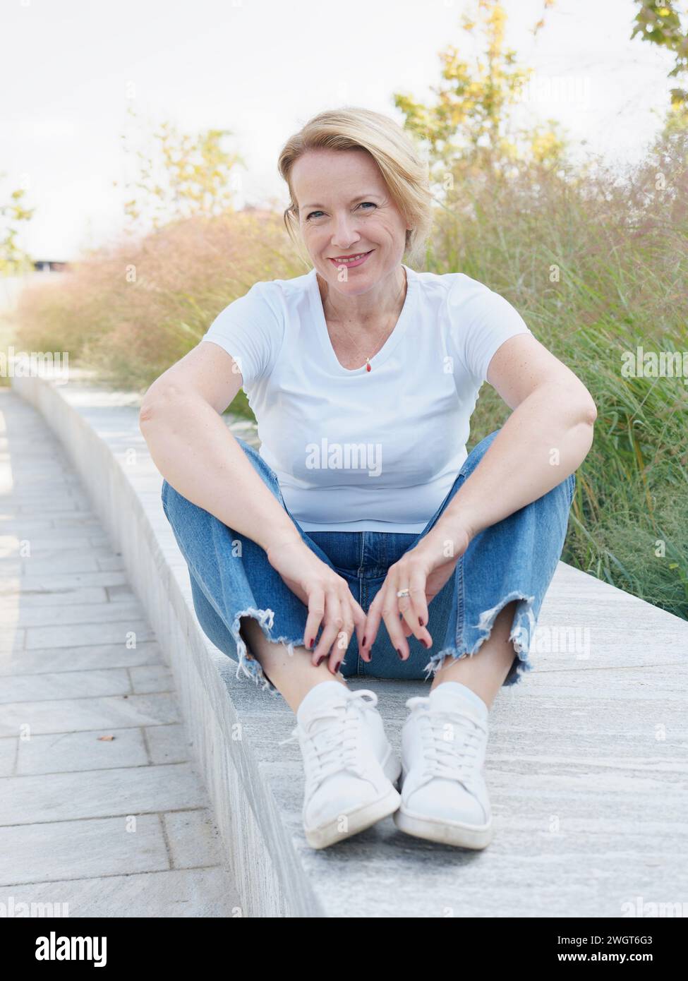 Donna bionda in città, Milano, Italia. Foto Stock