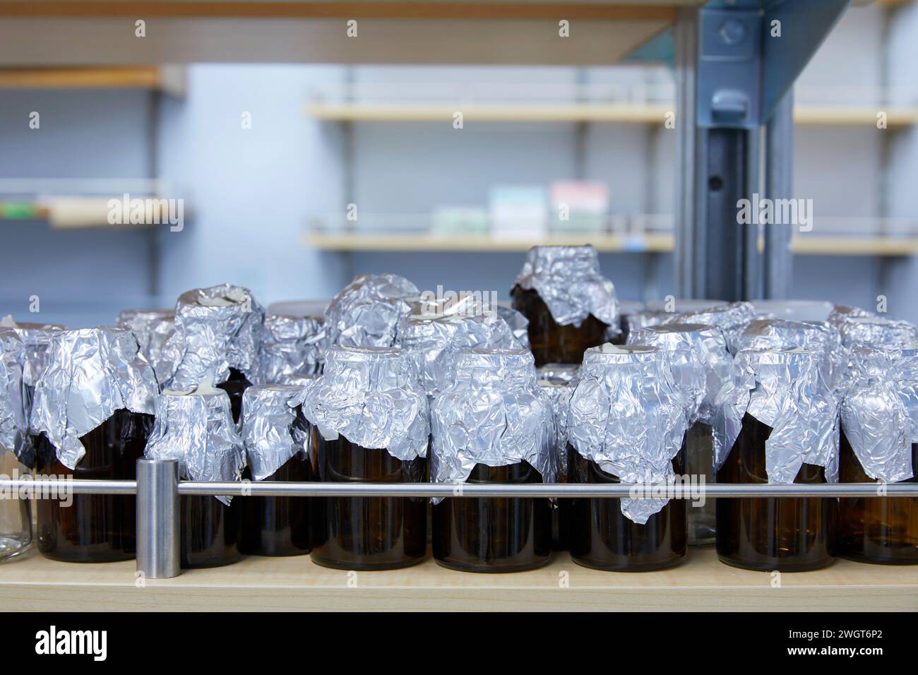 Strumenti e contenitori in un laboratorio medico Foto Stock