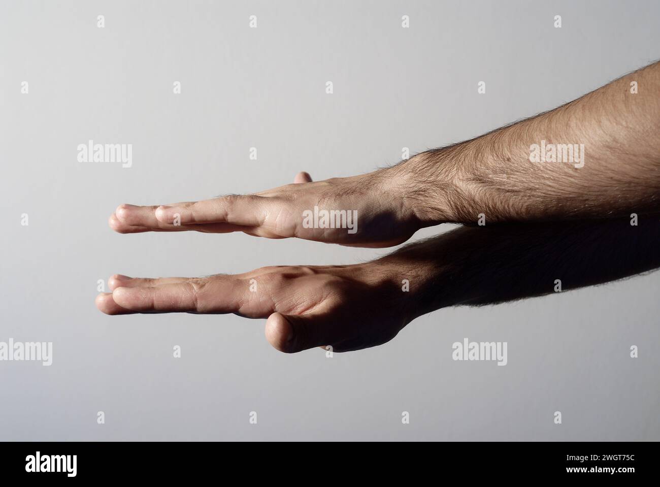 Mani di un uomo adulto che gestiva Foto Stock