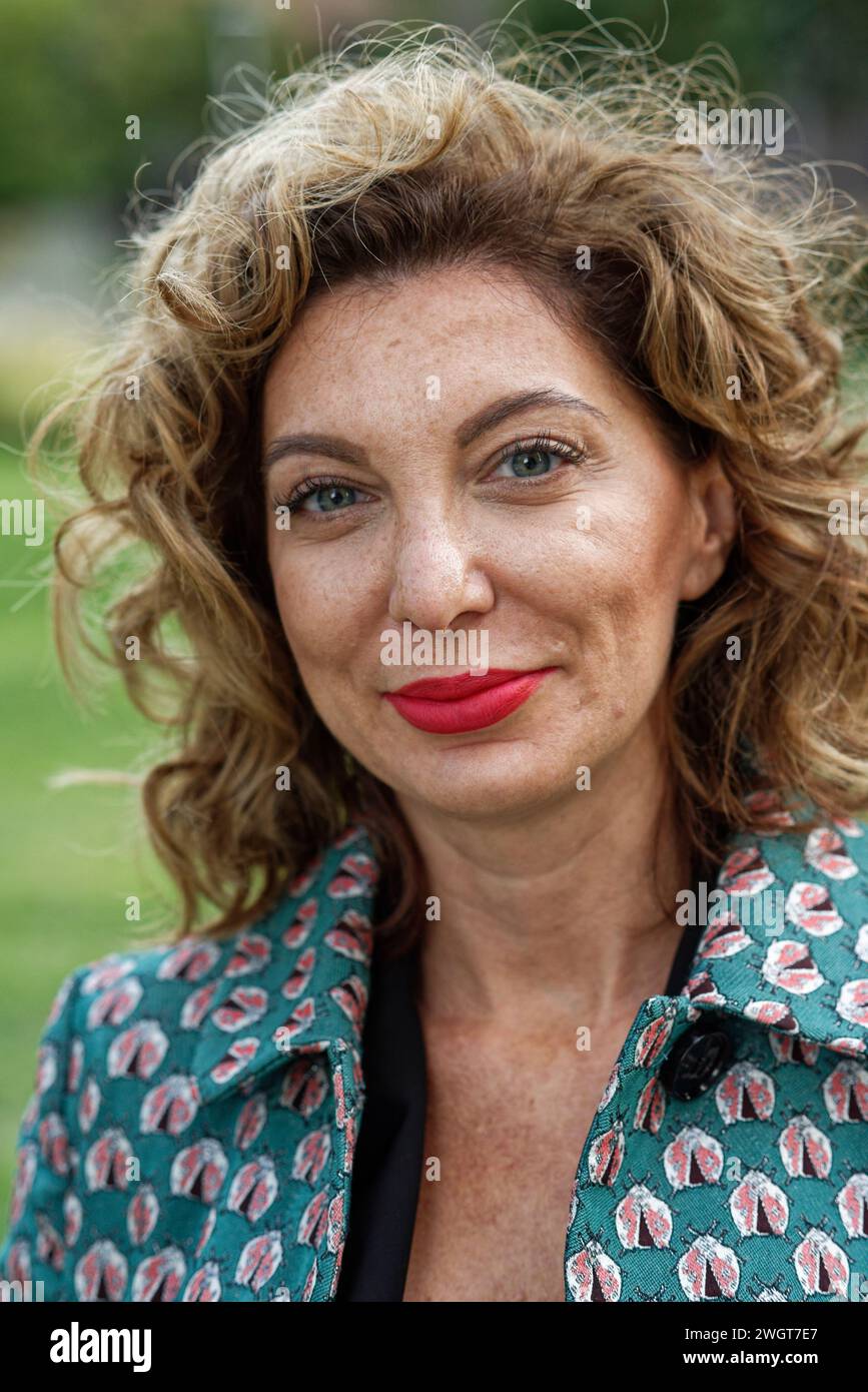 Donna con ricci biondi, Milano, Italia. Foto Stock