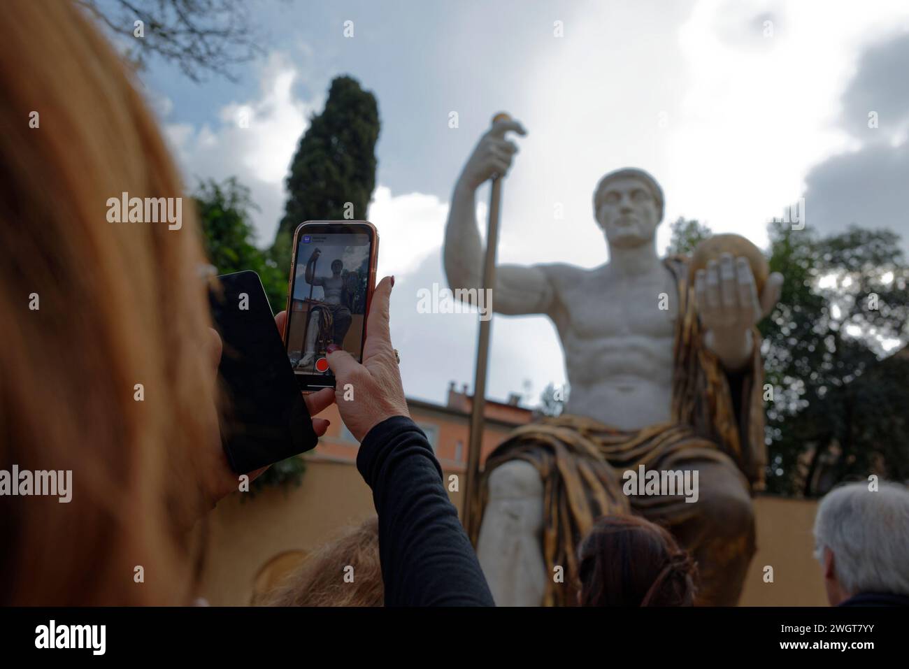 Roma, Italia. 6 febbraio 2024. La colossale statua di Costantino, risalente al IV secolo d.C., si erge come uno degli esempi più significativi di scultura tardo-antica romana. Oggi sono rimasti solo pochi frammenti monumentali di marmo, ospitati nel cortile del Palazzo dei Conservatori nei Musei Capitolini. (Foto di massimo Valicchia/NurPhoto)0 credito: NurPhoto SRL/Alamy Live News Foto Stock