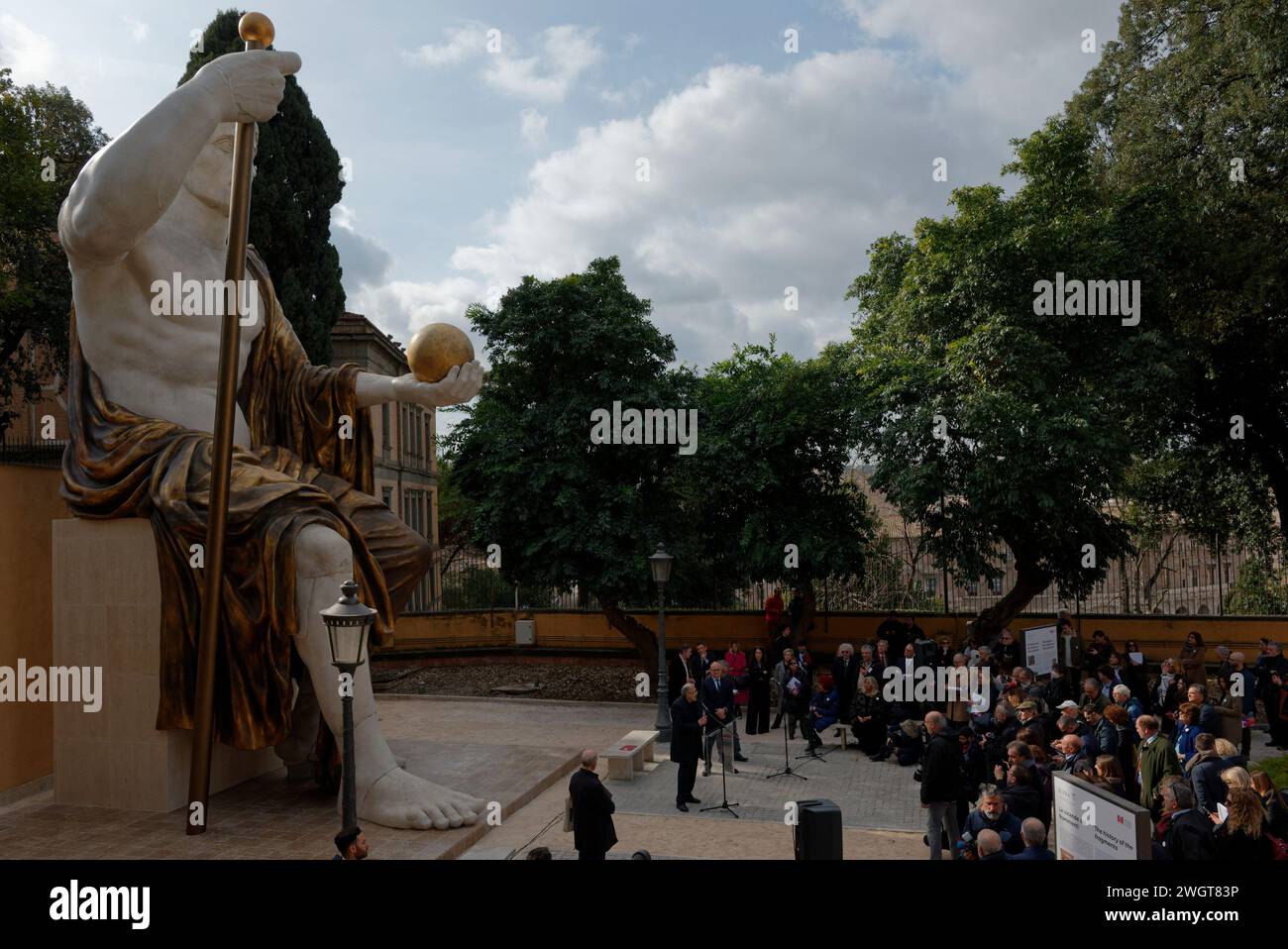 Roma, Italia. 6 febbraio 2024. La colossale statua di Costantino, risalente al IV secolo d.C., si erge come uno degli esempi più significativi di scultura tardo-antica romana. Oggi sono rimasti solo pochi frammenti monumentali di marmo, ospitati nel cortile del Palazzo dei Conservatori nei Musei Capitolini. (Foto di massimo Valicchia/NurPhoto)0 credito: NurPhoto SRL/Alamy Live News Foto Stock