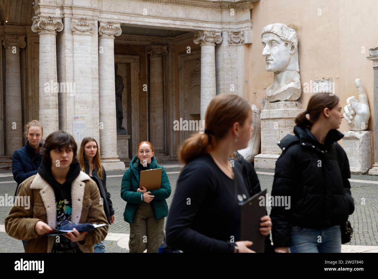 Roma, Italia. 6 febbraio 2024. La colossale statua di Costantino, risalente al IV secolo d.C., si erge come uno degli esempi più significativi di scultura tardo-antica romana. Oggi sono rimasti solo pochi frammenti monumentali di marmo, ospitati nel cortile del Palazzo dei Conservatori nei Musei Capitolini. (Foto di massimo Valicchia/NurPhoto)0 credito: NurPhoto SRL/Alamy Live News Foto Stock