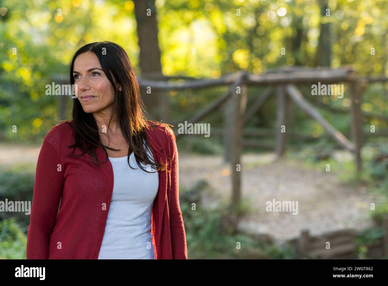 Bruna donna in autunno, Milano, Italia Foto Stock
