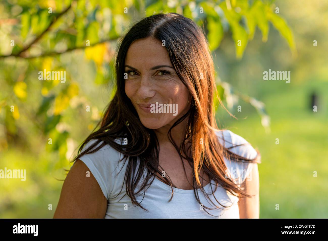 Bruna donna in autunno, Milano, Italia Foto Stock