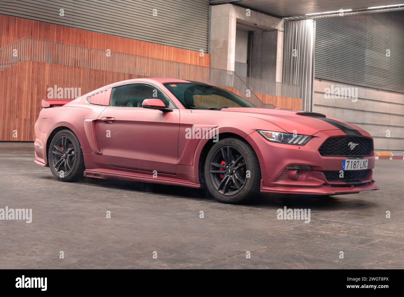 Bilbao, Spagna - 11 novembre 2023: Ford Mustang (sesta generazione), S550 in parcheggio coperto Foto Stock
