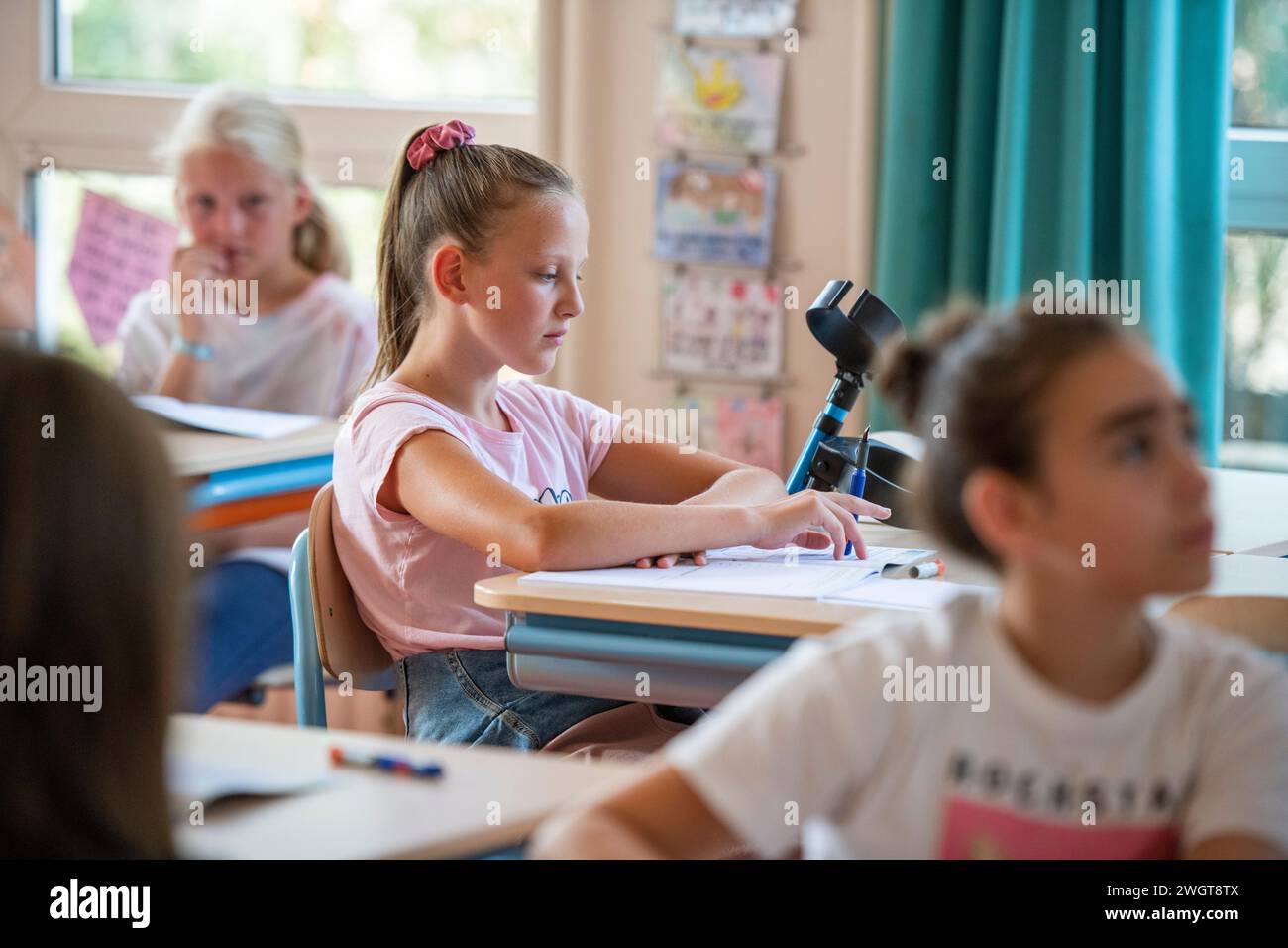 Giovani studenti che si concentrano sul loro insegnante, studiano duramente Foto Stock
