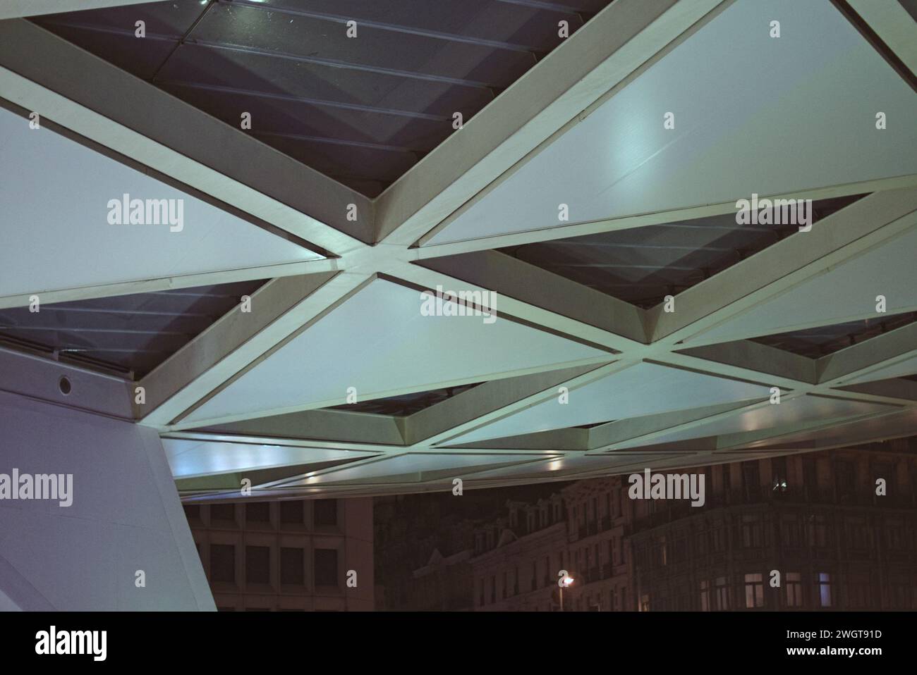 Bruxelles, Belgio. 5 febbraio 2024. Design della facciata insolito e affascinante con forme triangolari. Forme geometriche nella progettazione di edifici. Notte Belgio. Foto Stock