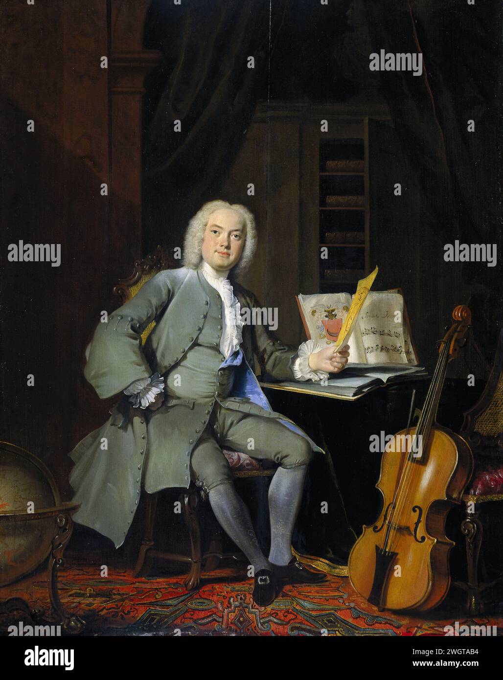 Ritratto fuori e membro della famiglia Van the Merch, Corlyis Trost, 1736 dipinto Ritratto di un amante dell'arte e della musica, probabilmente uno dei tre fratelli della famiglia battista Van der Mersch di Amsterdam. L'uomo è ritratto fuori di esso, seduto a un tavolo con un disegno in mano. Sul tavolo c'è un libro d'arte e un libro di musica con lo stemma della famiglia Van der Mersch, sulla destra contro una sedia c'è un violoncello appoggiato, un globo sulla sinistra. Pannello dei Paesi Bassi settentrionali. vernice a olio (vernice) globo. viola, violoncello; contrabbasso. disegno, schizzo. cuscinetto araldico, araldica. manoscritto di partitura musicale Foto Stock