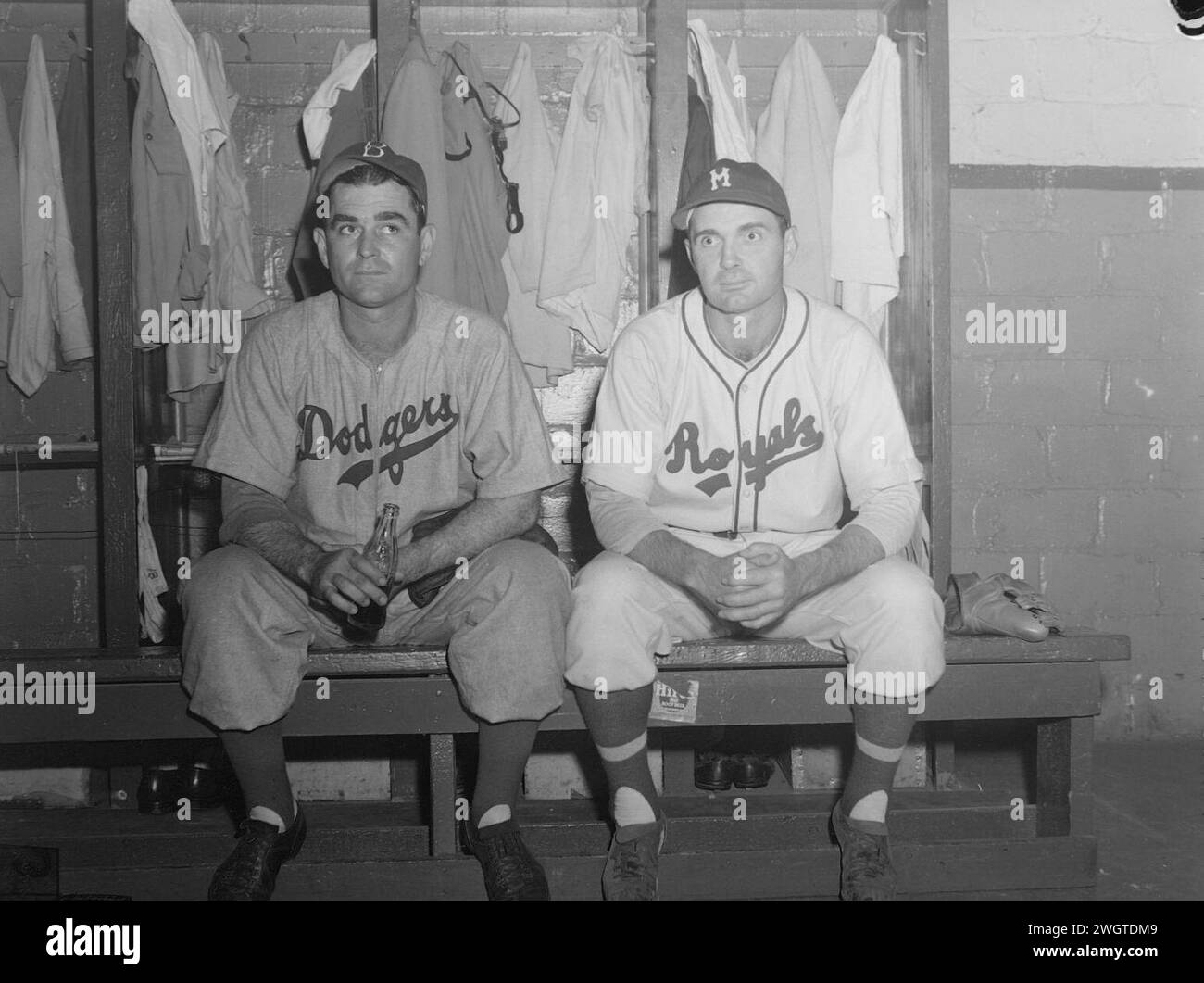 9 luglio 1946. I giocatori di baseball della AAA Farm League ed Head dei Brooklyn Dodgers e Lew Riggs dei Montréal Royals seduti su una panchina nel cambio di stanza dei giocatori durante una partita Foto Stock