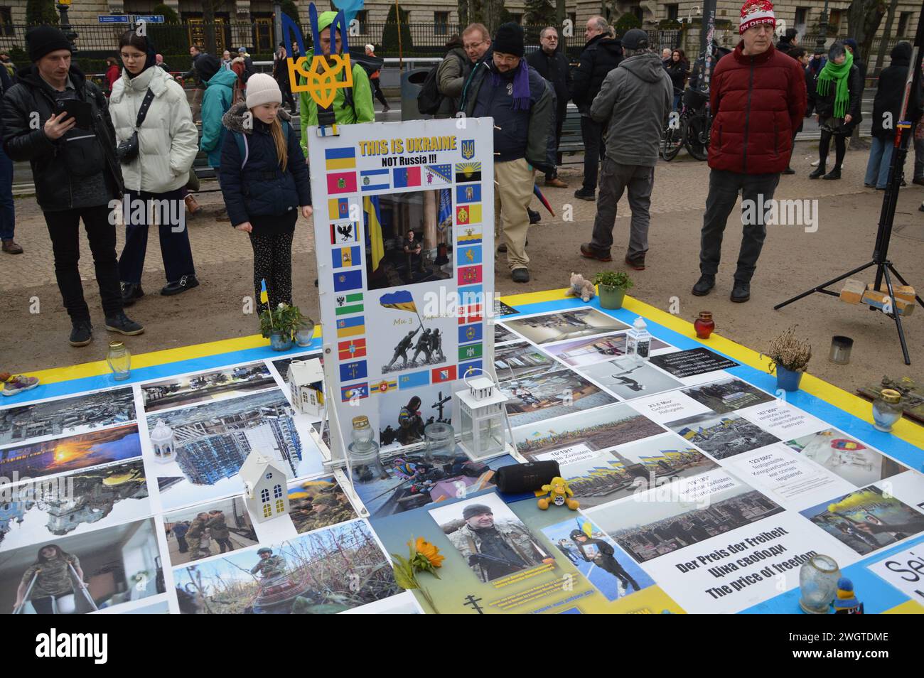 Berlino, Germania - 3 febbraio 2024 - Memoriale dell'Ucraina di fronte all'ambasciata russa a Unter den Linden. (Foto di Markku Rainer Peltonen) Foto Stock