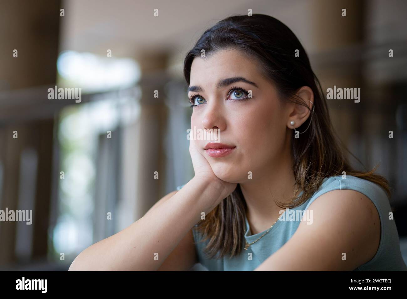 ritratto di una giovane donna innamorata che guarda in alto Foto Stock