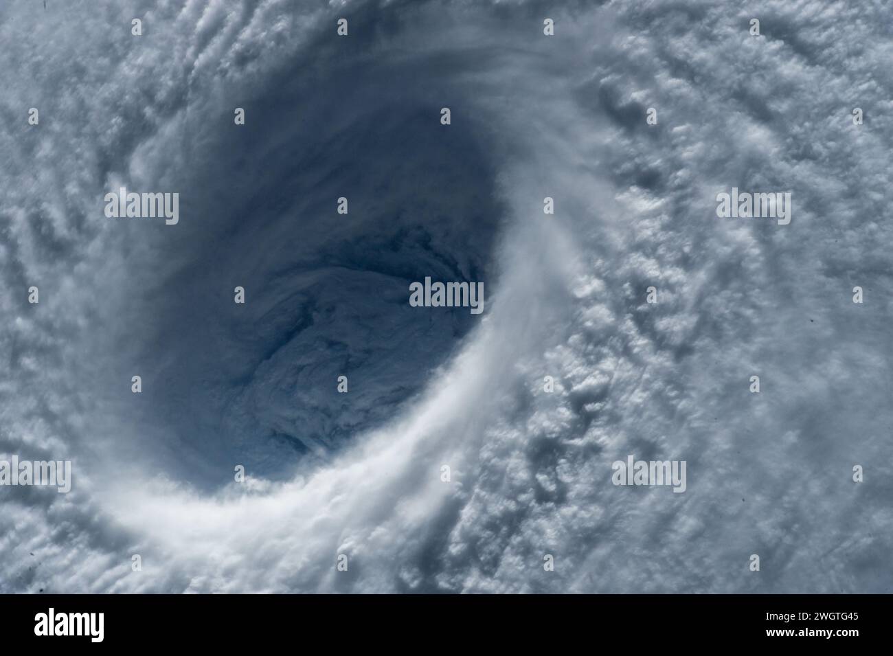 Questo primo piano dell'enorme "occhio" del tifone Maysak della categoria 5 (stato di uragano sulla scala del vento Saffir-Simpson) è stato catturato dagli astronauti a bordo della stazione spaziale Internazionale 31 marzo 2015. Foto Stock