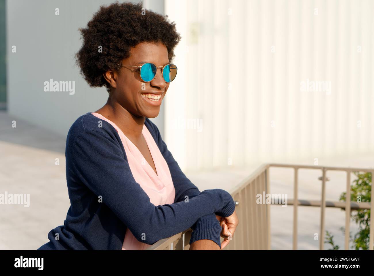 Ragazza nera all'aperto, Milano, Italia. Foto Stock